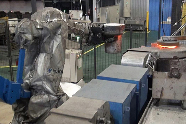 取鍋搬送ロボット